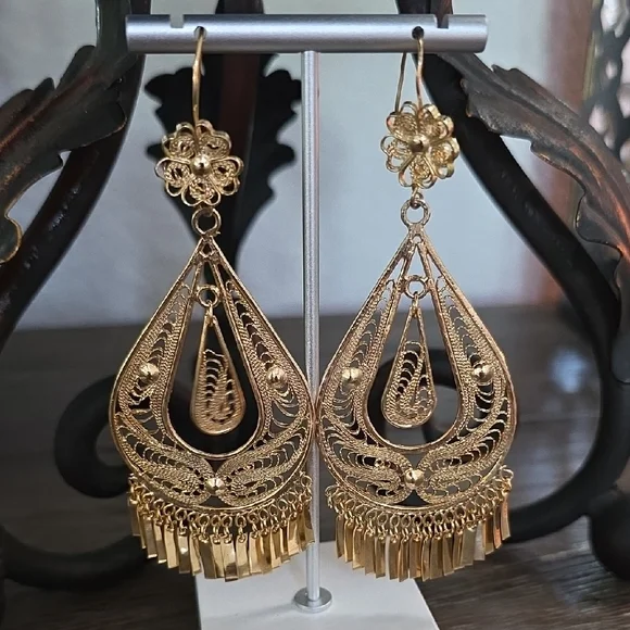 Elegant Gold Filigree Dangle Earrings - Picture 7 of 16